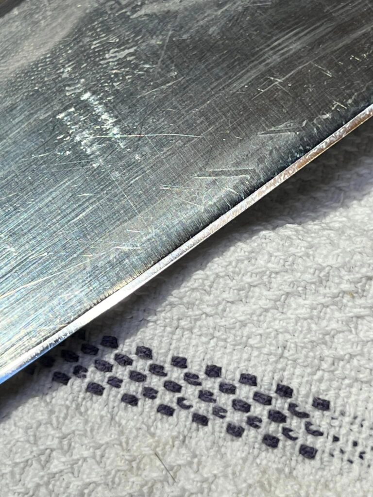 Flot eg på kniv efter slibning